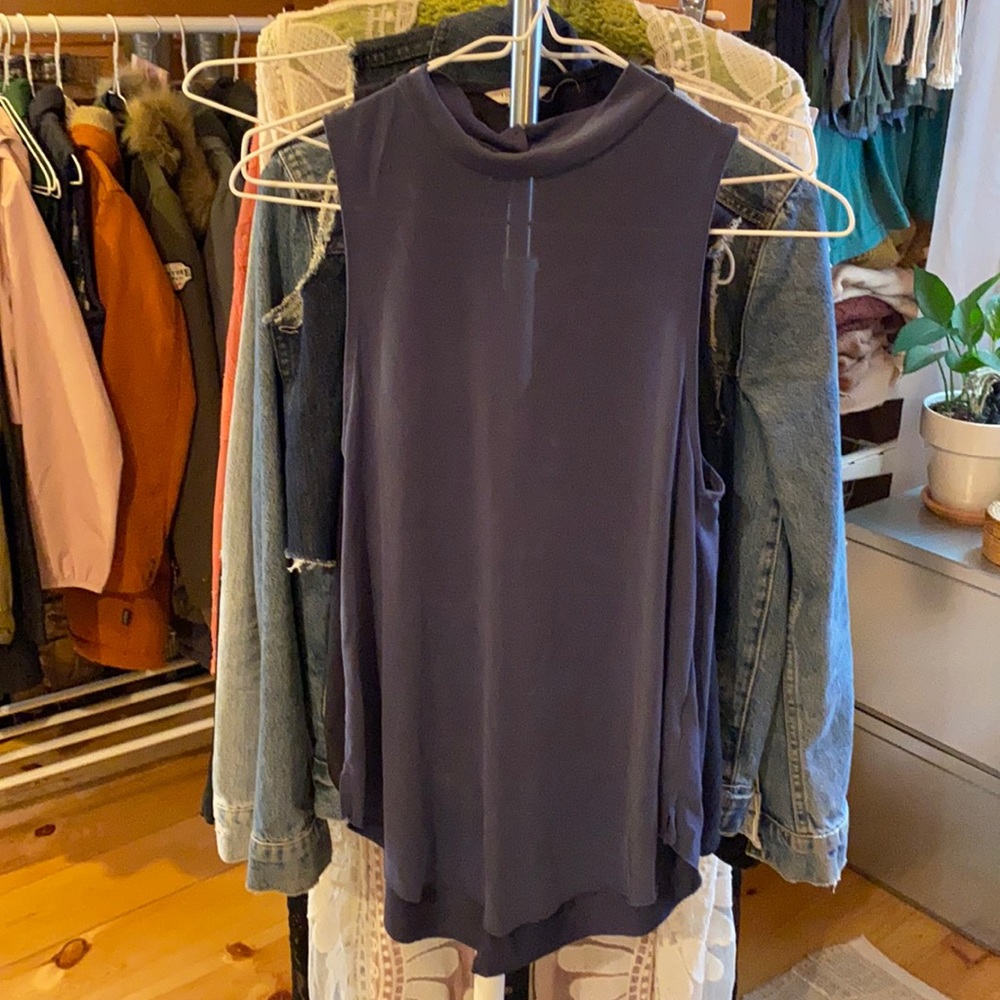 Super soft American Eagle sueded top.